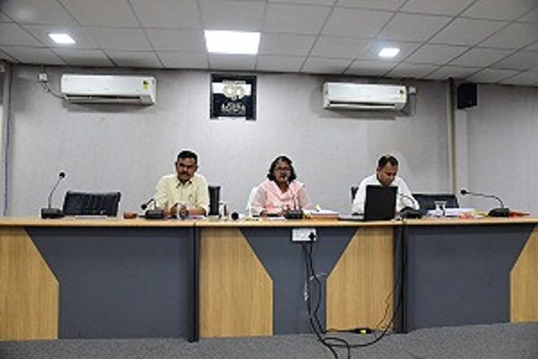 कलेक्टर ने समय-सीमा की बैठक ली