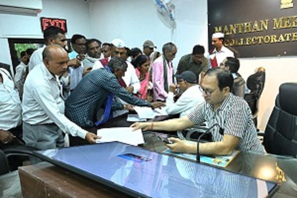 कलेक्टर जनदर्शन : रिटायर्ड शिक्षक ने स्कूलों में स्वैच्छिक सेवा के लिए दिया आवेदन