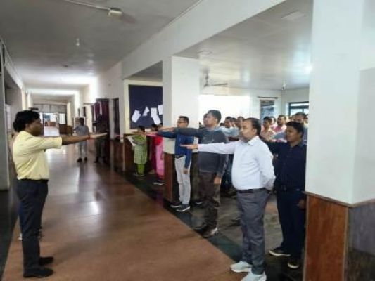 कलेक्टर ने अधिकारियों-कर्मचारियों को राष्ट्रीय एकता व सत्यनिष्ठा की दिलाई शपथ