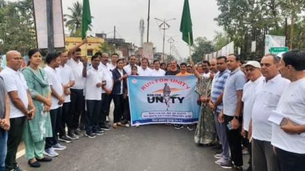 कलेक्टर ने हरी झंडी दिखाकर &rsquo;&rsquo;राष्ट्रीय एकता दौड़&rsquo;&rsquo; का किया शुभारंभ