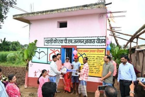छत्तीसगढ़ स्थापना की रजत जयंती पर 10,001 पीएम आवास योजना के हितग्राहियों ने किया गृह प्रवेश