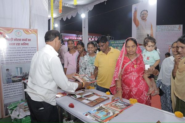  राज्योत्सव में जनसम्पर्क विभाग के स्टॉल में लोगों को मिली शासकीय योजनाओं की जानकारी