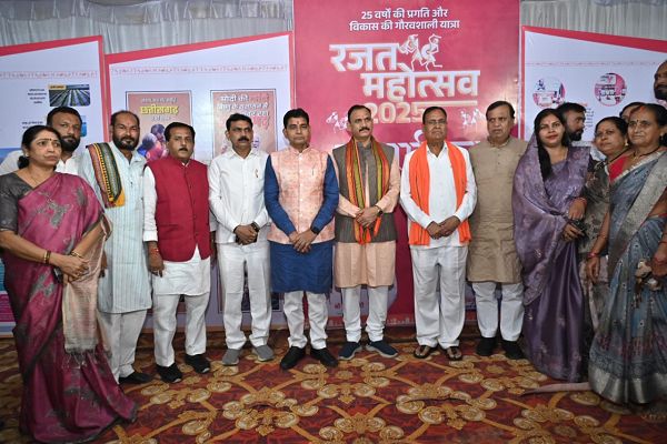 छायाचित्र प्रदर्शनी ने लोगों को किया आकृष्ट,कैबिनेट मंत्री सहित जनप्रतिनिधियों ने किया अवलोकन व खिंचवाई सामूहिक फोटो