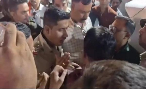  छुटभैये नेता की शर्मनाक हरकत ने लोगों को किया शर्मसार     