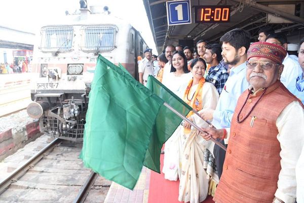 मुख्यमंत्री तीर्थ दर्शन योजना के तहत दुर्ग संभाग के 800 तीर्थयात्री द्वारका, सोमनाथ एवं नागेश्वर के लिए हुए रवाना