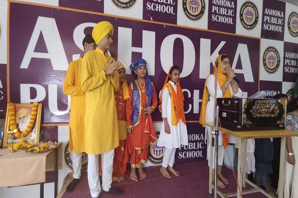 अशोका विद्यालय में गुरु नानक देव जी की शिक्षाओं से आलोकित हुआ वातावरण