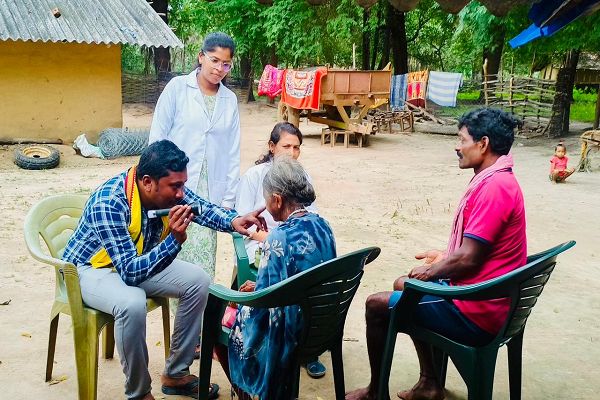सुकमा जिले के माओवाद प्रभावित क्षेत्रों में घर-घर स्वास्थ्य सर्वे