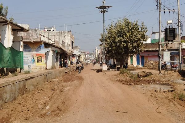कवर्धा की सड़क बनी मुसीबत का सबब! ठेकेदार और विभाग की लचर व्यवस्था से आमजन बेहाल 