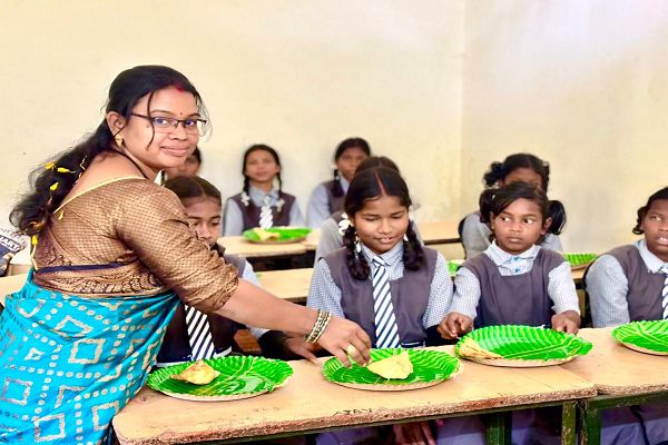  शिक्षिका ने अपने जन्मदिवस पर दिया न्यौता भोज