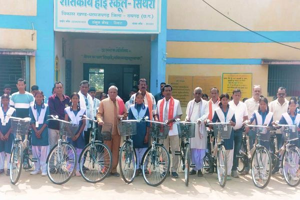  शासकीय हाईस्कूल सिथरा की 24 छात्राओं को मिली साइकिलें