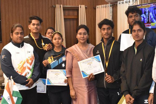  जिले की वेटलिफ्टरों ने जीता स्वर्णिम सम्मान, कलेक्टर ने विजेता खिलाड़ियों का किया सम्मान