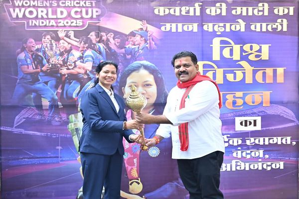  उपमुख्यमंत्री श्री विजय शर्मा मिले वर्ल्ड कप विजेता भारतीय महिला क्रिकेट टीम की फिजियोथेरेपिस्ट आकांक्षा सत्यवंशी से, दी शुभकामनाएं