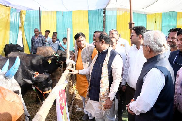 पशु-पक्षी जीवन का आधार, किसान पशुपालन कर बढ़ाएं अपनी कमाई : श्री अरुण साव