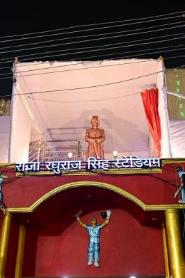  मुख्यमंत्री ने स्टेडियम में किया राजा रघुराज सिंह की प्रतिमा का अनावरण
