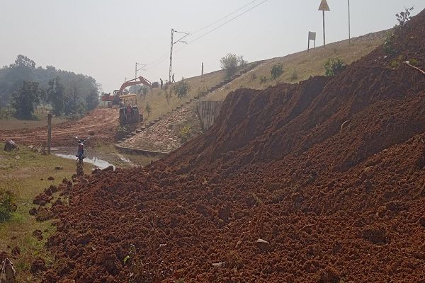  अवैध मुरूम उत्खनन : रेलवे कार्य में बिना अनुमति खनन, प्रशासन ने चैन माउंटेन मशीन व दो हाईवा सील की