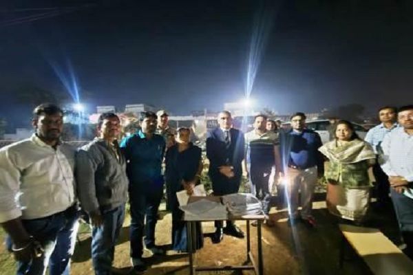 कलेक्टर शर्मा ने किया कोबिया पोलिंग स्टेशन का आकस्मिक निरीक्षण