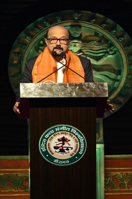 राज्यपाल श्री रमेन डेका खैरागढ़ महोत्सव के समापन समारोह में हुए शामिल