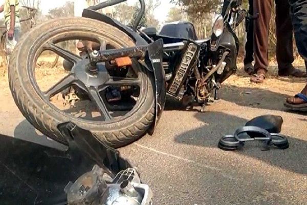 सूरजपुर में सड़क हादसा: दो बाइकों की भिड़ंत में आरक्षक की मौत