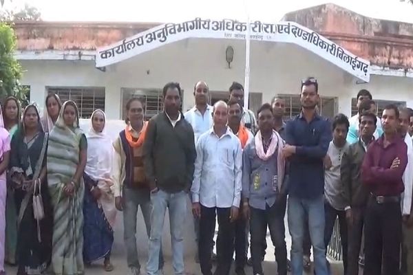 पीडीएस चावल वितरण को लेकर दो दलों में विवाद, ग्रामीण नाराज