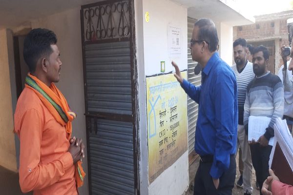 महात्मा गांधी नरेगा एवं प्रधानमंत्री आवास के कार्य को देखने वनांचल गांव पहुंचे आयुक्त सह संचालक श्री तारन प्रकाश सिन्हा
