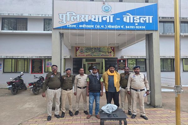  कबीरधाम पुलिस द्वारा थाना बोड़ला क्षेत्र में एनडीपीएस एक्ट के तहत 2 गांजा तस्करों के खिलाफ कार्रवाई