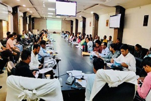 साप्ताहिक समय-सीमा बैठक में कलेक्टर ने विभागों को दिए कई अहम निर्देश