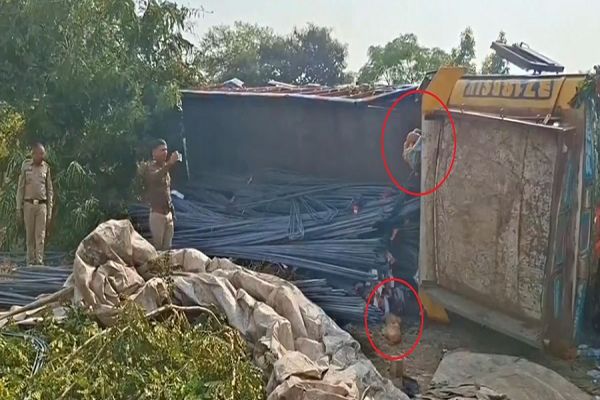 छड़ की आड़ में गांजा तस्करी, ट्रक पलटने के बाद हुआ खुलासा..