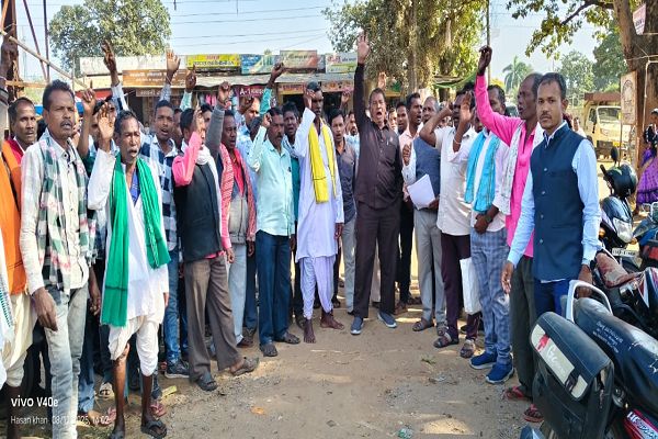  समर्थन मूल्य में मक्का खरीदी प्रारंभ करने की मांग को लेकर मैनपुर में सैकड़ो किसानों ने रैली निकाल एसडीएम को सौपा ज्ञापन 