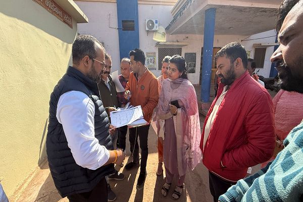 कलेक्टर ने नगर पंचायत पथरिया, जरहागॉव, बरेला में पुनरीक्षण कार्य का किया निरीक्षण