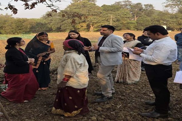 कृषि उत्पादन आयुक्त ने राजनांदगांव जिले के ग्रामों का दौरा कर कृषि योजनाओं एवं फसल चक्र परिवर्तन का किया निरीक्षण      
