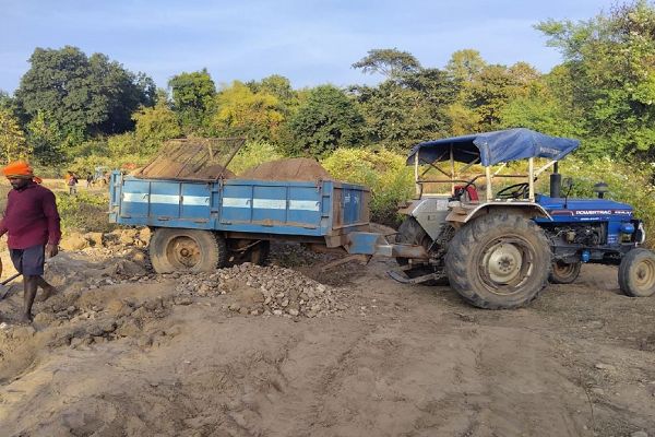  रायपुर : वन विभाग की त्वरित कार्रवाई : रेत के अवैध उत्खनन में संलिप्त 5 ट्रैक्टर जब्त