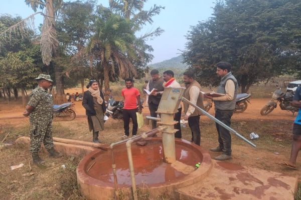 जिले के अंतिम छोर पर बसे ग्राम आदिंगपार और धुरबेड़ा पहुंचने वाली पहली कलेक्टर नम्रता जैन