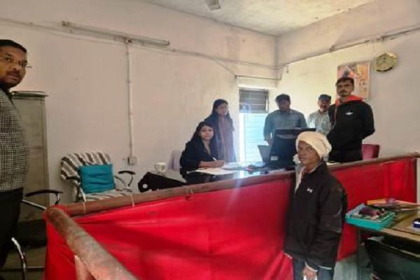 तहसील भैयाथान का कलेक्टर ने किया औचक निरीक्षण