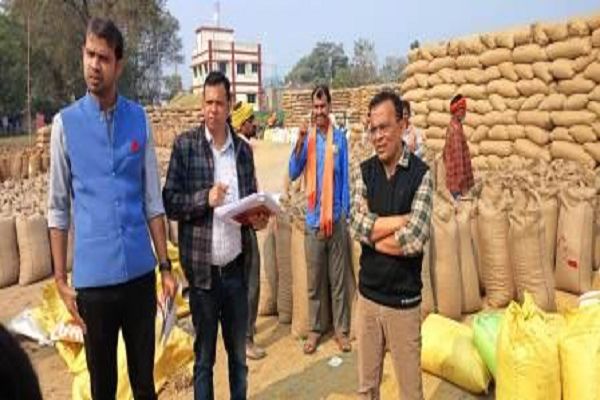 कलेक्टर जन्मेजय महोबे ने मड़वा धान खरीदी केंद्रों का किया निरीक्षण