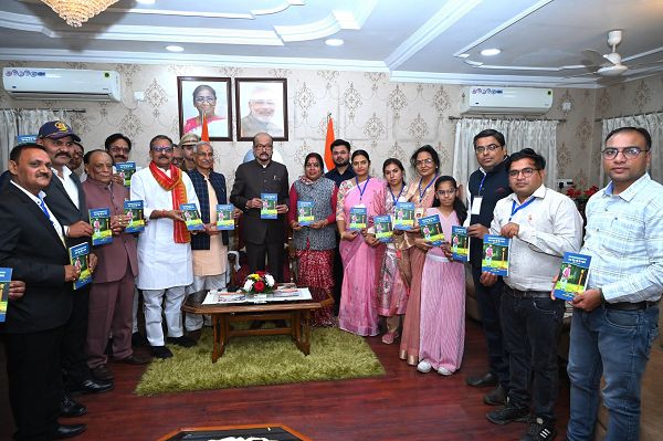  राज्यपाल के करकमलों से &lsquo;एक पेड़ मां क नाम&rsquo; साझा संग्रह का विमोचन, चयनित रचनाकार पर्यटन एवं संस्कृति मंत्री राजेश अग्रवाल द्वारा सम्मानित
