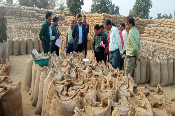 कलेक्टर श्री विनय कुमार लंगेह ने धान खरीदी केंद्र कुरचुंडी एवं तेन्दूकोना का किया औचक निरीक्षण