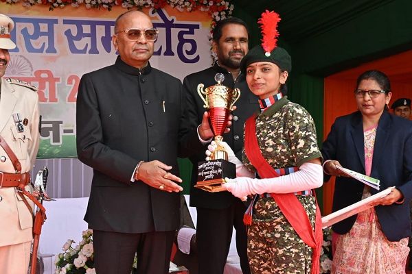 धमतरी में विधायक श्री चंद्राकर ने राष्ट्रीय ध्वज फहराया