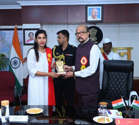  राज्यपाल रमेन डेका के हाथों सम्मानित हुई व्याख्याता समीक्षा गायकवाड़