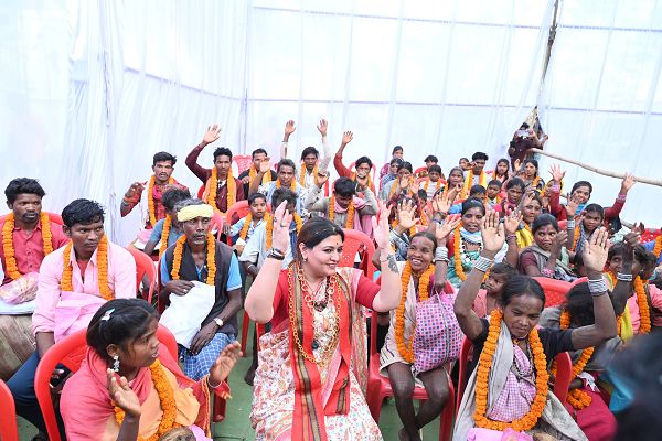 64 आदिवासी परिवार के लोगों ने की घर वापसी, पंडरिया विधायक भावना बोहरा ने पैर पखारकर किया उनका अभिनंदन 