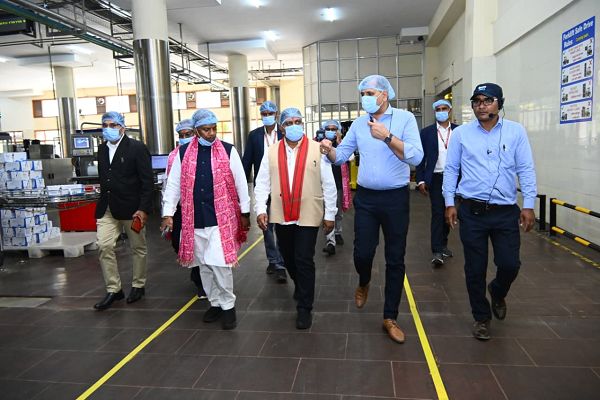 उपमुख्यमंत्री श्री विजय शर्मा एवं वन मंत्री श्री केदार कश्यप ने पशुपालकों एवं बिहान दीदियों के साथ किया आधुनिक डेयरियों का भ्रमण