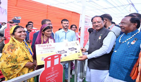 उज्ज्वला गैस, पिंक ई-रिक्शा और गार्बेज रिक्शा वितरण से आत्मनिर्भरता को मिला नया संबल