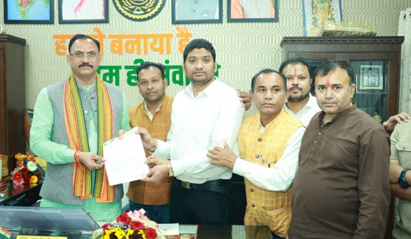 चिकित्सा प्रकोष्ठ की ऐतिहासिक पहल: स्वास्थ्य मंत्री से भेंट में गरियाबंद जिला अस्पताल को 100 बिस्तर व आईसीयू की बड़ी मांग