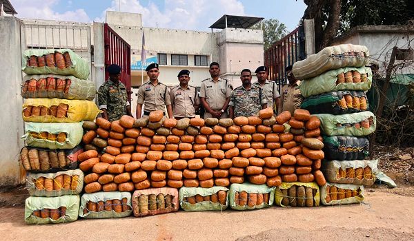 कबीरधाम पुलिस की बड़ी कार्रवाई करीब 5 करोड़ का गांजा जब्त, कंटेनर भी जब्त, कुल 9 क्विंटल से ज्यादा मादक पदार्थ पकड़ा गया