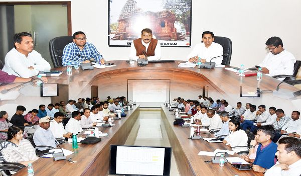 संपूर्णता अभियान 2.0 के लक्ष्यों के पूर्ति के लिए विभाग करें फोकस - कलेक्टर श्री गोपाल वर्मा