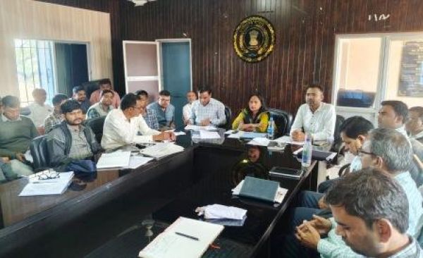 प्रधानमंत्री आवास योजना (ग्रामीण) की समीक्षा बैठक में अनुपस्थित रहने पर 32 सचिवों को कारण बताओ नोटिस जारी