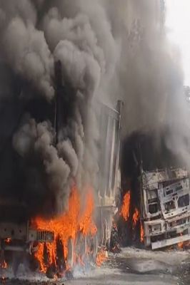 टक्कर के बाद ट्रेलर-हाईवा में लगी आग, दोनों चालकों की मौत...