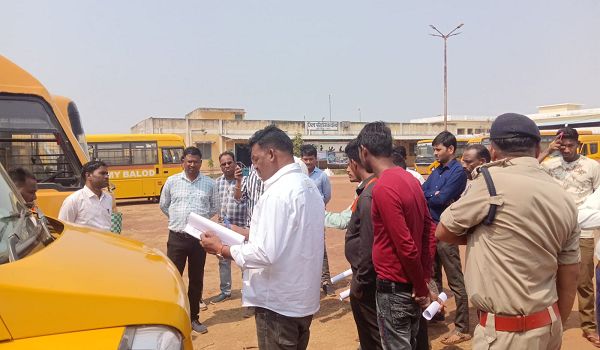 संयुक्त चेकिंग के दौरान जिले में संचालित 26 स्कूली बसों का किया गया निरीक्षण।