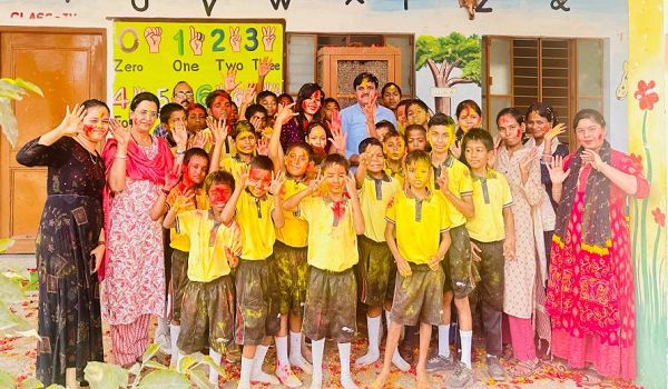 अर्पण पब्लिक स्कूल में मनाई गई हर्बल होली