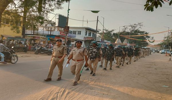 गरियाबंद पुलिस की सुरक्षा व्यवस्था चाक-चौबंद, होली त्योहार के मद्देनजर शांति और कानून व्यवस्था बनाए रखने के लिए जिले भर में निकाला गया फ्लैग मार्च।