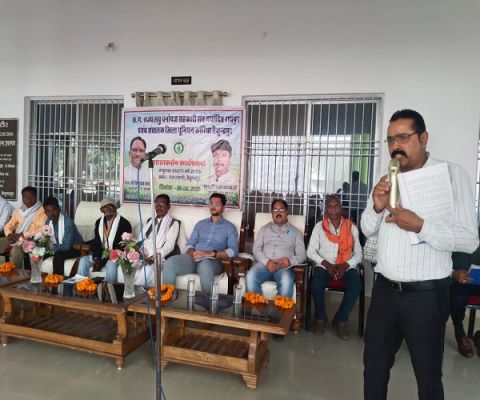 तेन्दूपत्ता संग्रहण से पहले शाखा-कर्तन कार्य के लिए कार्यशाला